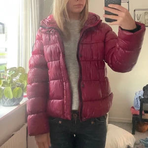 Röd Jacka - Säljer min skit snygga röda superdry jacka då jag inte använder den längre. Storlek 40. De är ett litet hål på högra armen som är lappat som inte syns så tydligt. Bara att skriva för frågor eller fler bilder💗köpt för 1500kr pris kan diskuteras💗