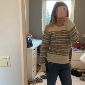 Lindex stickad tröja - Jätte fin och skön stickad tröja ifrån Lindex, den är endast andvänd fåtal gånger och är fintskick.