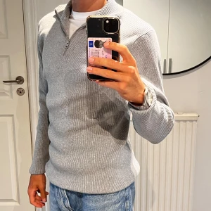 Stickad halv zip  - Säljer min Ljung av Marcus Larsson tröja som är i mycket bra skick och är i storlek S men skulle säga att den även passar M. Nypris 1000kr. Kom gärna med prisförslag.