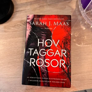 Ett hov av taggar och rosor - Ett hov av taggar och rosor. Ny skick. Svenska.