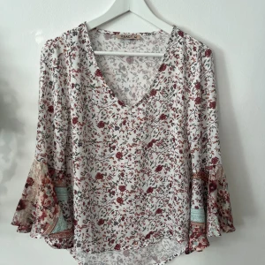 blommig blus💕 - trekvartsärmad blommig blus som knappt är använd💕💕M men sitter som en S