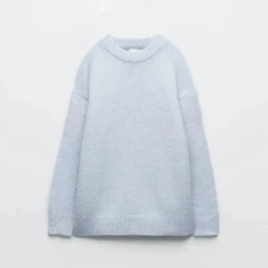 Stickad tröja  - Super fin ljus blå stickad tröja som nästan aldrig är använd💕postar denna tröjan från Mallorca och därav lite dyrare frakt💕