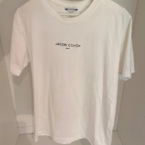 Jacob Cohen T-Shirt - Hej! Säljer nu denna Jacob Cohen tisha , storlek M, skicket bedömer vi är bra, tveka inte på att höra av er vid frågor kring tishan!