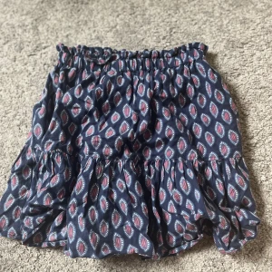 Kjol - En söt kjol som tyvärr har blivit förliten. Storlek XS men passar både XXS och S eftersom den är väldigt streching