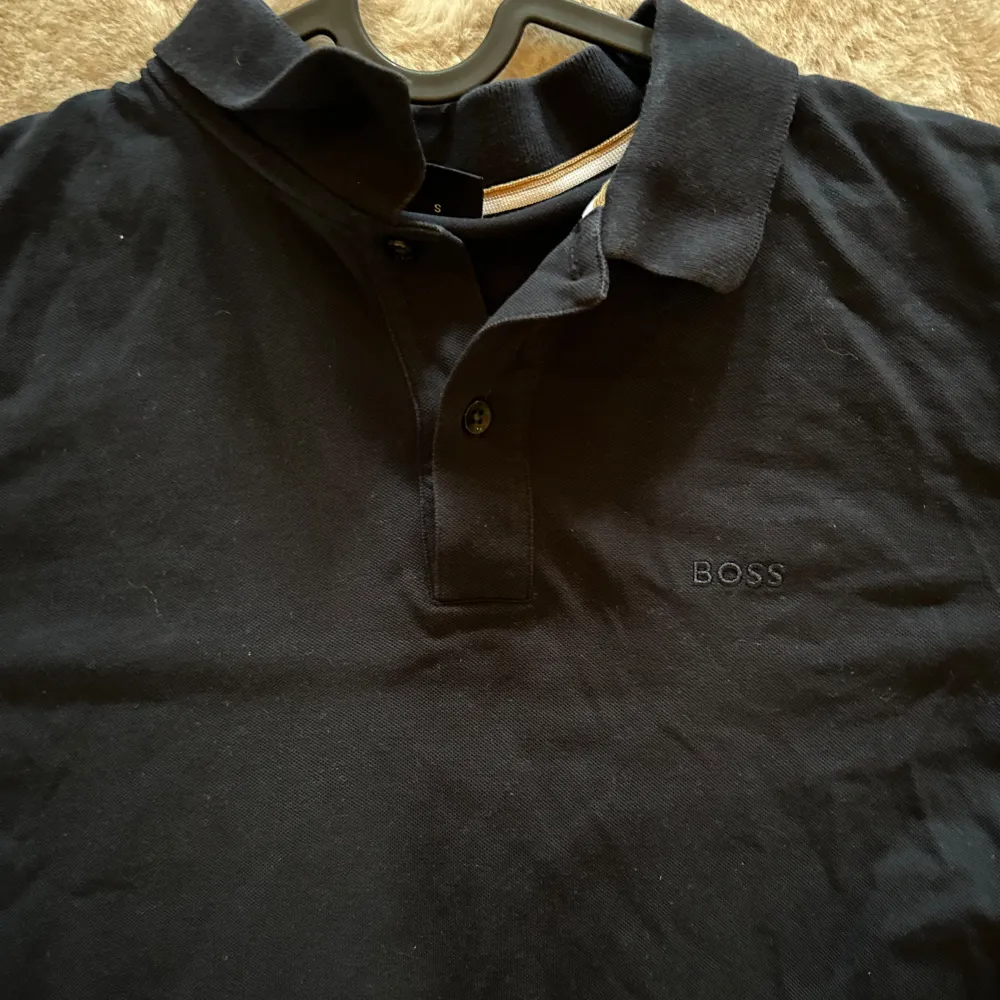 En jättefin Hugo boss piké i storlek S, köpt i butik i Stockholm, hör av er vid frågor!. Paidat.