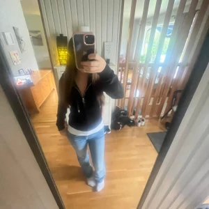 Juicy Couture Tröja/Kofta - Säljer min svarta Juicy Couture tröja i storlek S som är använd ca 2 gånger 💕 Säljer då den inte kommer till användning, men är super fin på. Nypris ca 1300kr. Köparen betalar frakten 