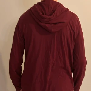 Ralph Lauren Hoodie - Säljer en fin Ralph Lauren Hoodie i väldigt bra skick 7/10. Storlek M. Skriv vid frågor eller funderingar.