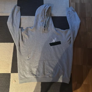 Axel Arigato hoodie - Lite oversized axel arigato hoodie, storlek M. Relaxed passform som passar perfekt med ett nice par jeans