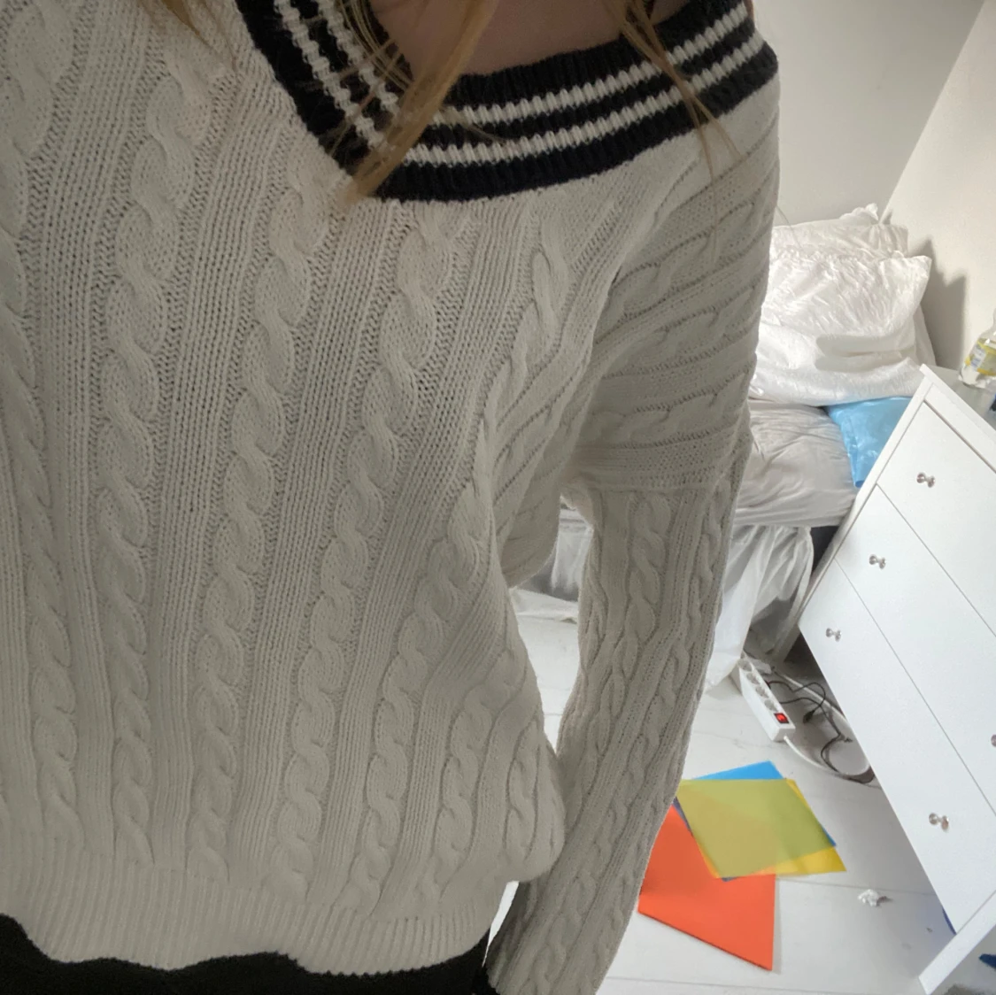 Vit kabelstickad tröja med marinblå detaljer - 90