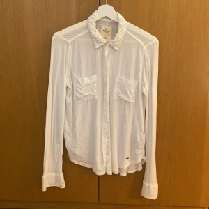 Vit blus/skjorta - Vit knappt använd blus med fin detalj på kragen