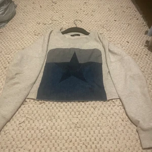 Diesel tröja - En lite kortare tjock tröja som är perfekt under hösten och vintern. Den är i bra skick, och har använts ett par gånger. Säljer den eftersom den inte har använts på ett tag. Ord priset ligger runt 1600 kr.