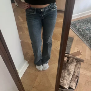 Bootcutjeans - Lågmidjade bootcut jeans. Använda en del men har inga defekter💞midjemått: 36-37 cm rakt över. 