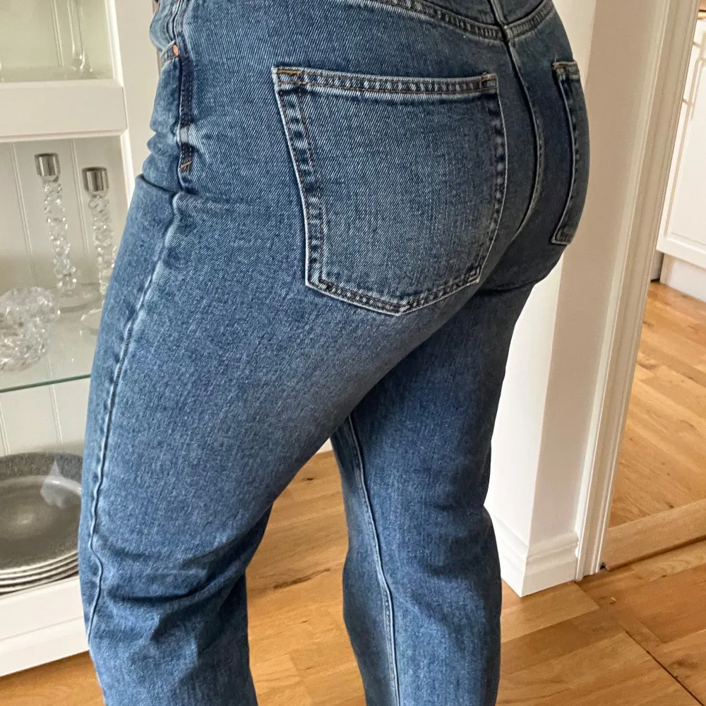 Sitter baggy från knäna ner (rak jeans modell). Storlek L längd 32. Använda endast 1 gång.. Jeans & Byxor.