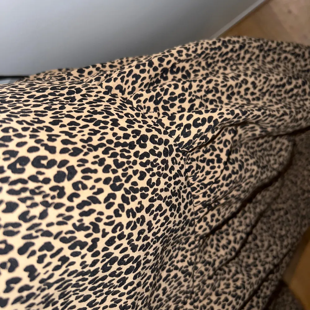 Säljer en superfin leopardmönstrad klänning från Sofie Schnoor. Den har en lös passform och är perfekt för både vardag och fest. Klänningen är i ett mjukt material och har en härlig volangdetalj längst ner. Perfekt för att sticka ut lite extra!. Kjolar.