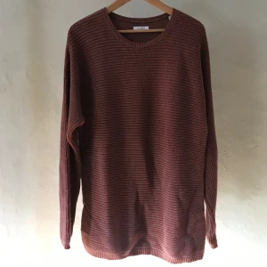 Saturdays NYC stickad tröja bomull/cashmere  - Jätteskön stickad tröja från Saturdays New York City. Superfin roströd färg. Mestadels bomull och lite cashmere - jättemjuk och skön. Bra skick, inga hål eller fläckar. Storlek M, sitter som M/L