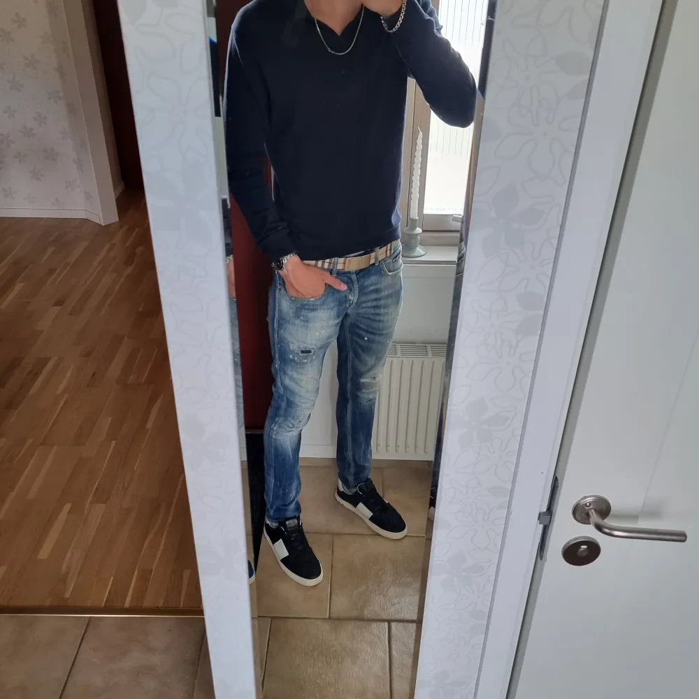 Sjukt feta ripped dondup george i strl 30. Modellen är 183 och väger ca 68. Vid frågor eller fler bilder är det bara att skriva//Kba_Closet . Jeans & Byxor.