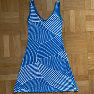 Blåvit klänning från Nanso - Säljer en superfin blå och vit klänning från Nanso i storlek XS. Stretchig så passar även storlek S och M. Randigt mönster som verkligen sticker ut! Köpt på Gry i Malmö.