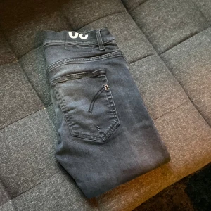 Dondups - Säljer mina dondups, nästan oanvända 10/10 skick. Nypris runt 3,5k. Hör av dig vid minsta lilla fråga Pris kan diskuteras vid snabb affär