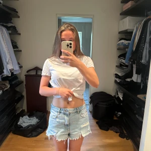 Ljusa jeansshorts - Säljer ett par klassiska ljusa jeans shorts som jag köpt i fel storlek för ett tag sen. Aldrig använda men saknar prislapp 