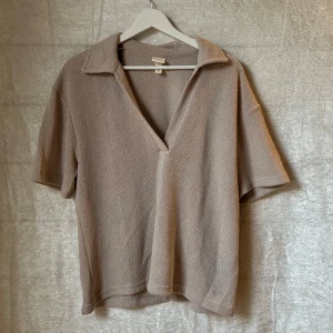 Tröja  - Finstickad kortärmad från hm. Använd men i nyskick. Storlek M men passar S. Skriv vid frågor och fler bilder!