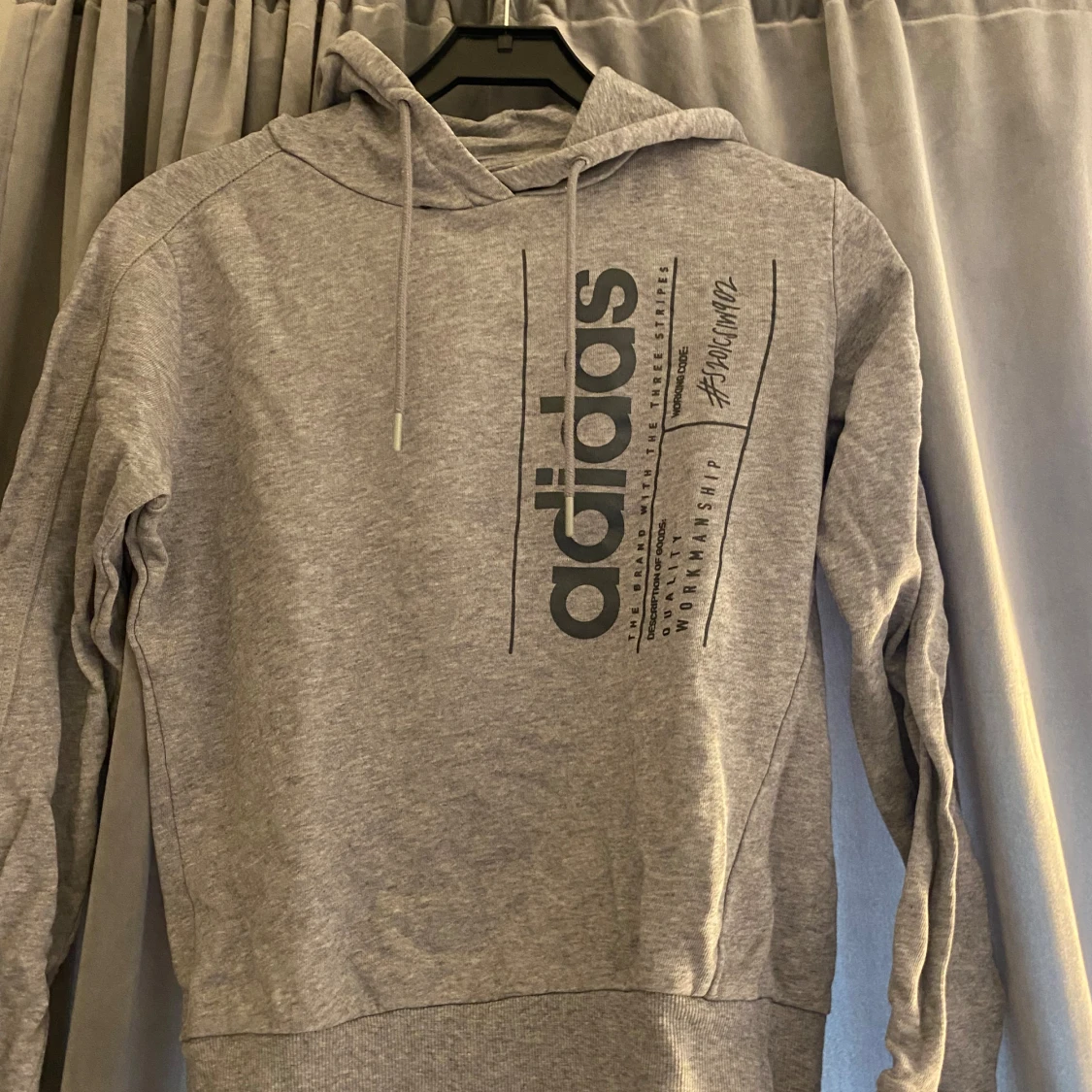Grå hoodie från Adidas - 90