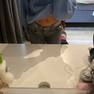 Lågmidjade bootcut jeans - Säljer dessa lågmidjade bootcut jeans från Gina i storlek 152. Väldig sällan använda så dom är i väldig bra skick💓