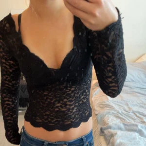 Spets topp - En jätte fin spets top från zara som är andvänd några gånger men i bra skick🕷️🕷️