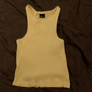 Gul ribbad linnetopp från Gina Tricot - Säljer en gul ribbad linnetopp från Gina Tricot. 💛