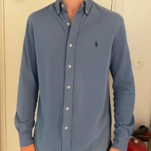 Ralph Lauren skjorta  - Tja! Säljer denna skjorta från Ralph Lauren i feathermesh. Skjortan är i väldigt fint skick(9/10). Nypris:1599 mitt pris:499. Är också 185 väger 74, bara att höra av er!
