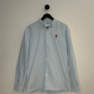 Ami Paris Skjorta - Tvär fet Ami Paris skjorta, använd endast en sommar, perfekt för skolstart🤩💯. Säljer för den inte kommer till användning för mig, fast skjortan kan självklart bäras under alla säsonger, riktig steal🙌💯. Storlek S fast passar M. Hör av er vid frågor! 