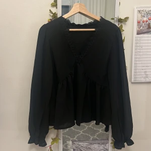Jätte fin svart blus - Storlek L, perfekt skick