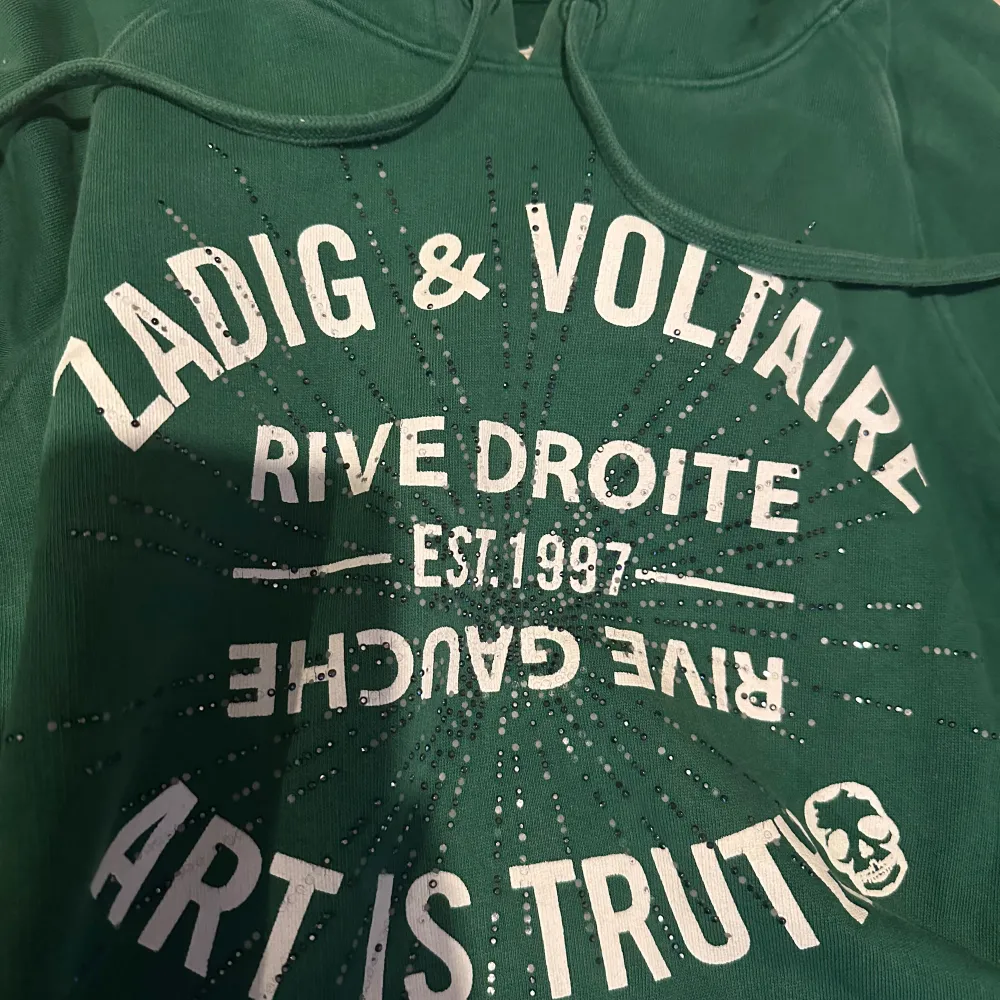 Säljer denna Zadig hoddie då jag tröttnat på den och den har tappat några paljetter som man ser på bild 4!💚💚💚. Hoodies.