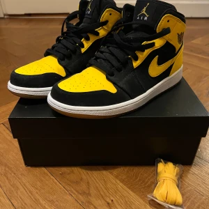 Air Jordan 1 Mid ”New Love” - Jordan 1 Mids i colorway New Love. Använda men mycket liv kvar. Sulorna i bra skick men smutsiga. 