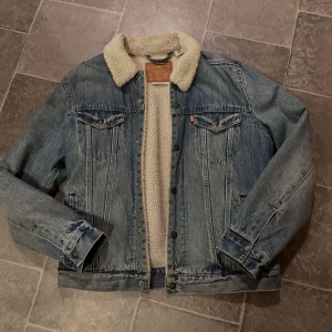 Levis denim jacka  - En levis jeans jacka som håller en varm under höst och passar i alla åldrar 🍂 Köptes för 1750 kr och är i stolek M. Skicket är 10/10! Pris går att diskuteras🥂