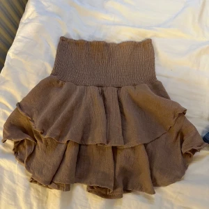 Kjol - Sååå fin kjol som tyvärr inte kommer till användning. Den är i nyskick🥰