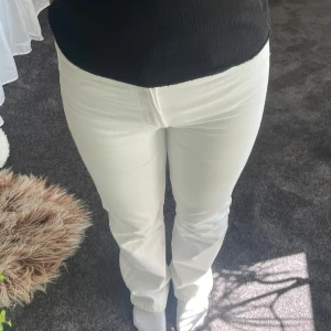 Vita jeans  - Super fina vita jeans. De är lite slitna vid fötterna men annars är de i mycket bra skick