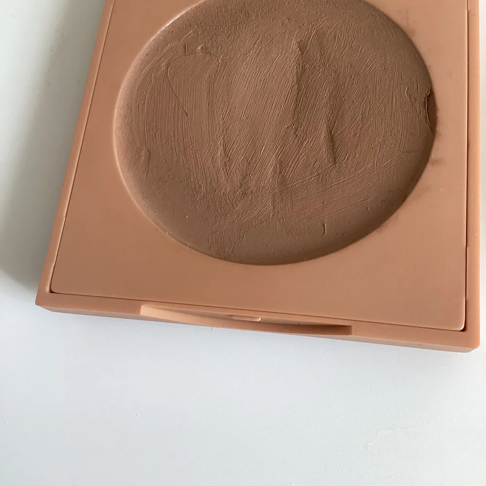 Säljer min Bronzer och highlighter🎀💕 Då dem inte kommer till andväning 💕 Bronzern är i från makeup Mekka och är i färgen Desert sand💕 Highligtern är i från revolution och är i färgen Rose 💕 Hör Järna av er vid funderingar och priset kan diskuteras 💕. Skönhet.