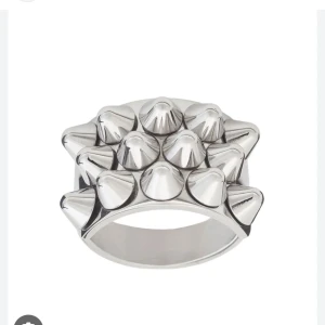 Edblad ring  - Säljer min ring ifrån Edblad, köpt för 399 och säljer för 250❤️ bra skick❤️ skriv för bilder och frågor. Storlek medium