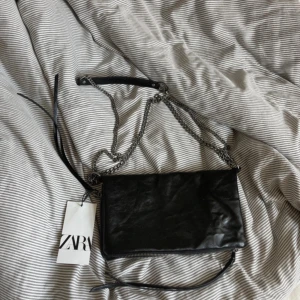 Zara väska - Helt ny! Säljer då jag ångrat mig. Köpt på zara i Spanien, slutsåld i Sverige 