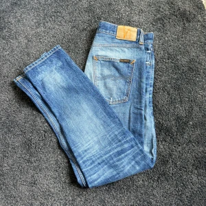 Nudie jeans - Säljer dessa i storlek W31 och L32, skick 10/10 och knappast använda, tveka inte att höra av er vid frågor!