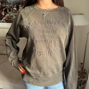 Zadig & Voltaire sweatshirt - Så snygg mörkgrön sweatshirt från Zadig&Voltaire i storlek S. Tröjan har blekts lite vid kragen men absolut inget som syns när man bär den! Nypris: 1900kr. 💚💚💚💚