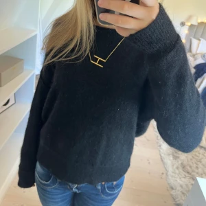  Svart stickad tröja  - Säljer en jätte fin svart stickad tröja som tyvärr inte kommer till användning. I jätte bra skick. Den är i storlek S. 💘💘