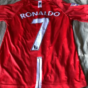 Fotbollströja Ronaldo  - Bra skick  Använd 1gång Säljer pga storlek  S/m Skriv vid minsta fråga