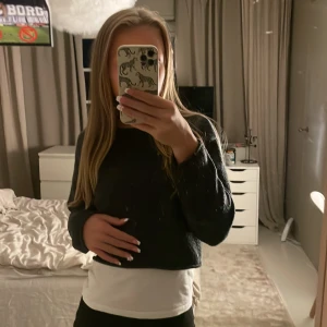 Mysig stickad tröja till hösten!❤️‍🔥🍂 - Superfin o mysig kort tjocktröja till hösten från zara strl 152 men som sitter perfekt på mig som är 160cm så skulle säga xxs/xs. As snygg tröja att ha ett vitt linne under tex. Lite nopprig men nopprar av den innan jag skickar den!