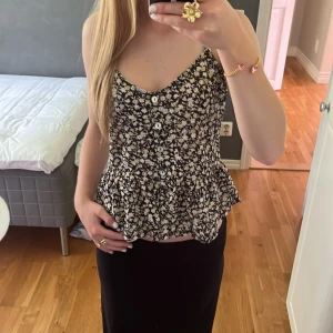 Gullig topp - Jag säljer nu denna väldigt gulliga toppen från Gina! Färgerna är svart med beige blommor. Har inte kommit till så mycket användning därav säljer jag den!💘  Inga skador eller sånt!