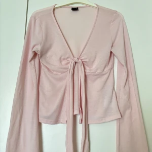 Tie front long sleeve top - En rosa topp ifrån Gina i storlek M💖