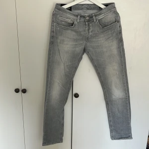 Dondup Jeans stl: 32 - Säljer nu dessa Dondup jeansen i stl:32 Moddelen är George med passform skinny fit. Jag är 190 cm (lite korta för mig) De är i mycket bra skick dock två små prickar på ena bakfickan och en höger knä (bild 4 o 5)  Vid fråga är det bara och skriva. 