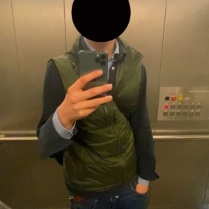 John henric väst - En as skön väst från John Henric. Nypris: 1200kr, mitt pris: 599kr. Skick 10/10, använd fåtal gånger. Priset är inte hugget i sten, kom med bud!