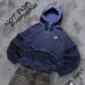 Nike Hoodie Marin Blå Zip Tröja  - Säljer en snygg mörkblå hoodie från Nike med dragkedja och justerbar huva. Perfekt för en avslappnad stil. Den har en liten Nike-logga på bröstet och är tillverkad i mjukt material. Storlek L🤩