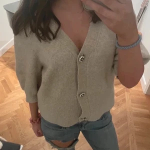 Trekvartsärmad kofta - Jättefin kofta som är Trekvartsärmad❤️❤️säljer då den inte kommer till användning 